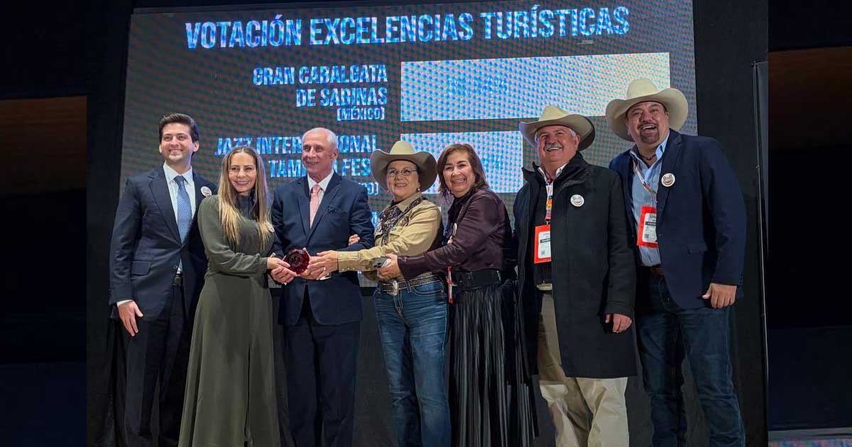 Entrega del premio a a Cabalgata de Sabinas.