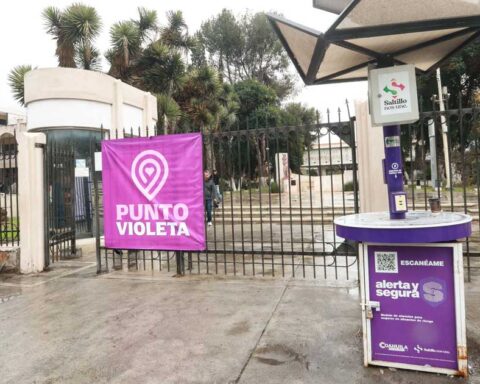 Exterior de la UAdeC con una lona de Puntos Violeta.