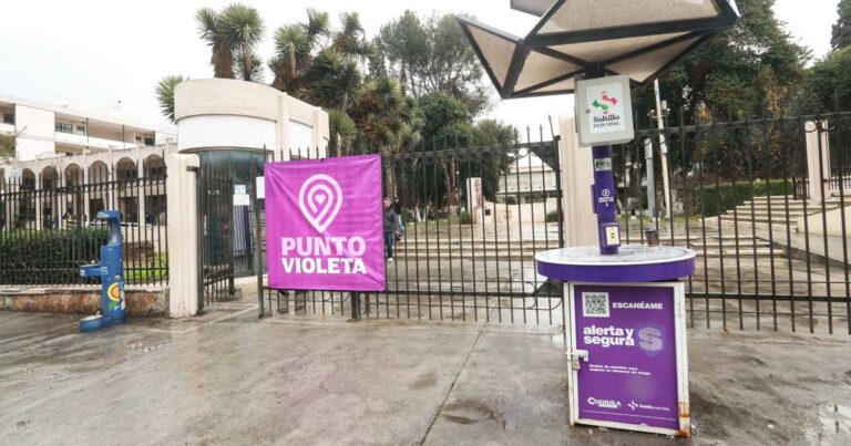 Exterior de la UAdeC con una lona de Puntos Violeta.