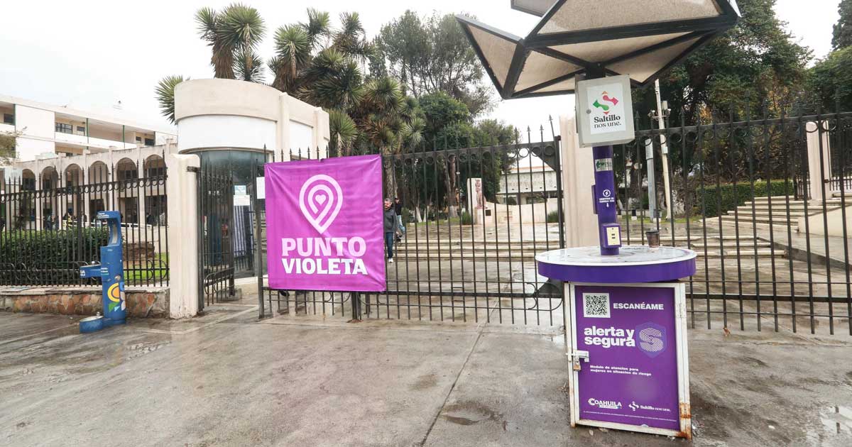 Exterior de la UAdeC con una lona de Puntos Violeta.