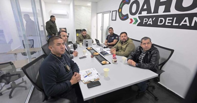 Alcalde Carlos Villarreal encabezando reunión de seguridad en Monclova.