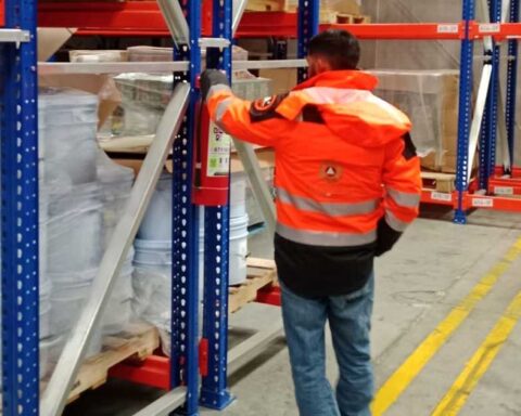 Elemento de Protección Civil revisando extintores en una empresa.