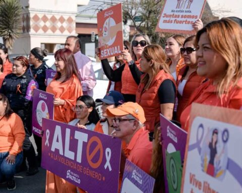 Mujeres con carteles en el Día Naranja en Saltillo.