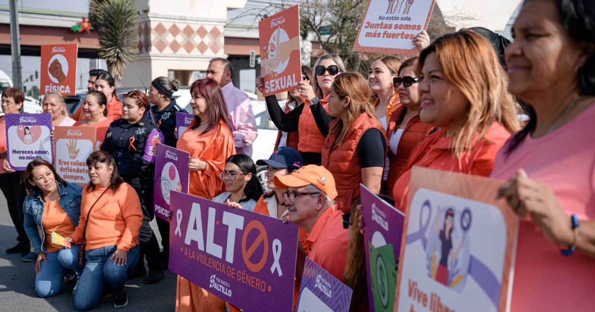 Mujeres con carteles en el Día Naranja en Saltillo.