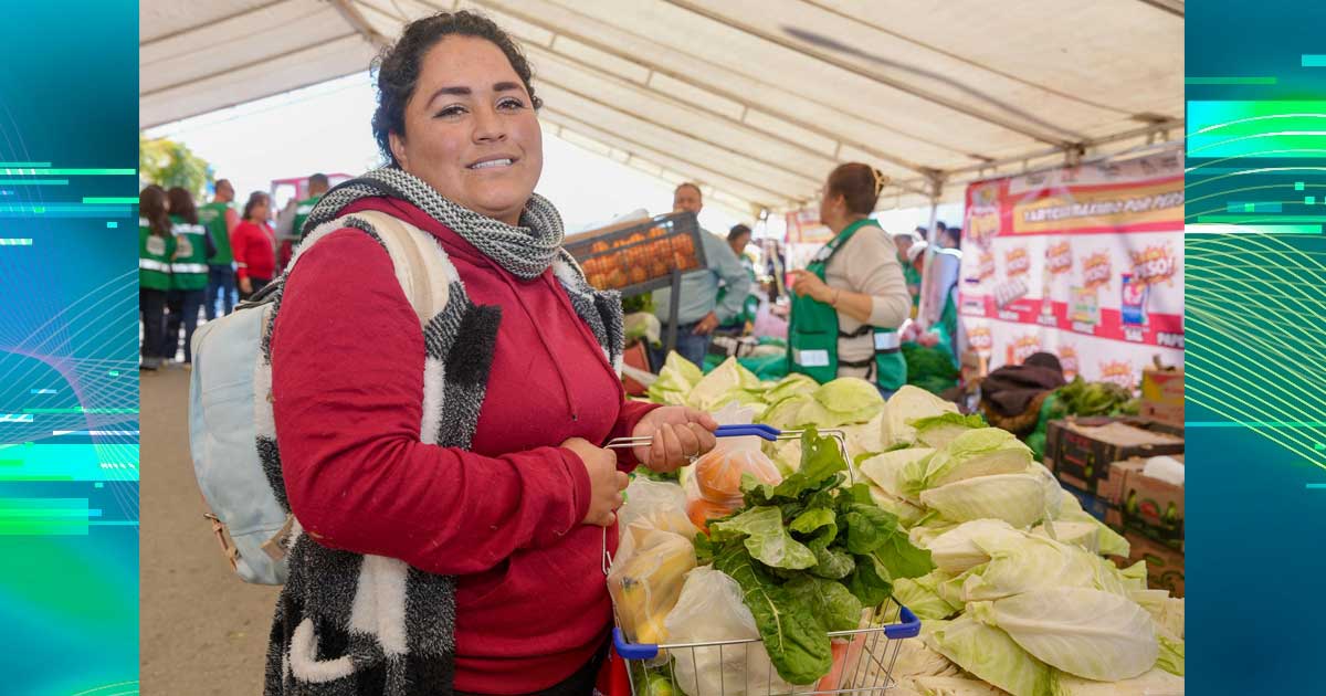 Mujer en el Mercadito de Mejora Coahuila en Ramos Arizpe.