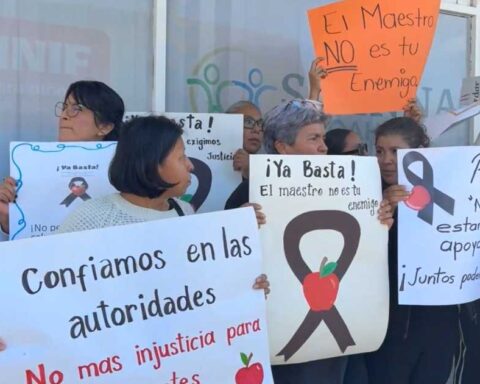 Maestros protestando afuera de PRONNIF Monclova.
