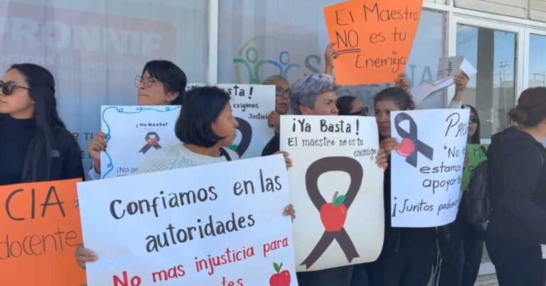 Maestros protestando afuera de PRONNIF Monclova.