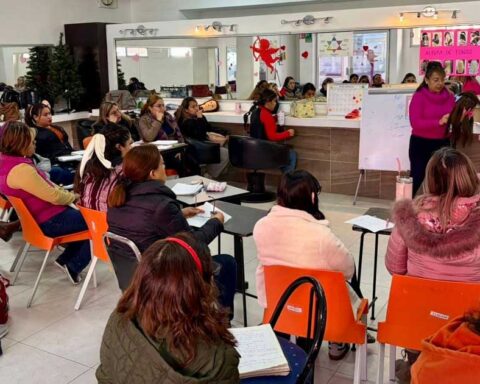 Mujeres en talleres del DIF Torreón.