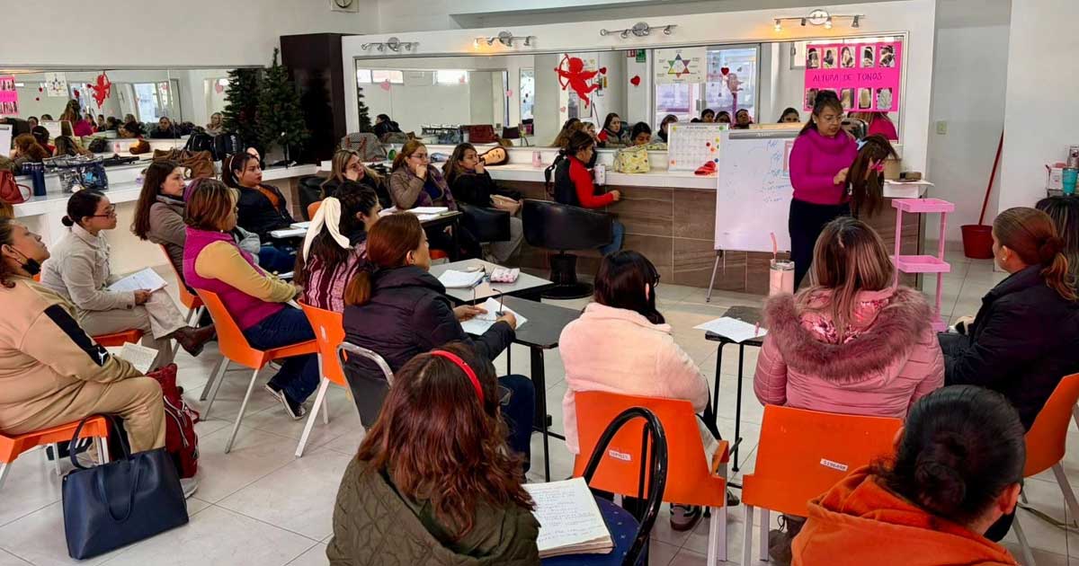 Mujeres en talleres del DIF Torreón.