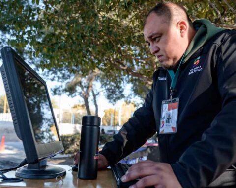 Trabajador realizando una verificación vehicular en Saltillo.