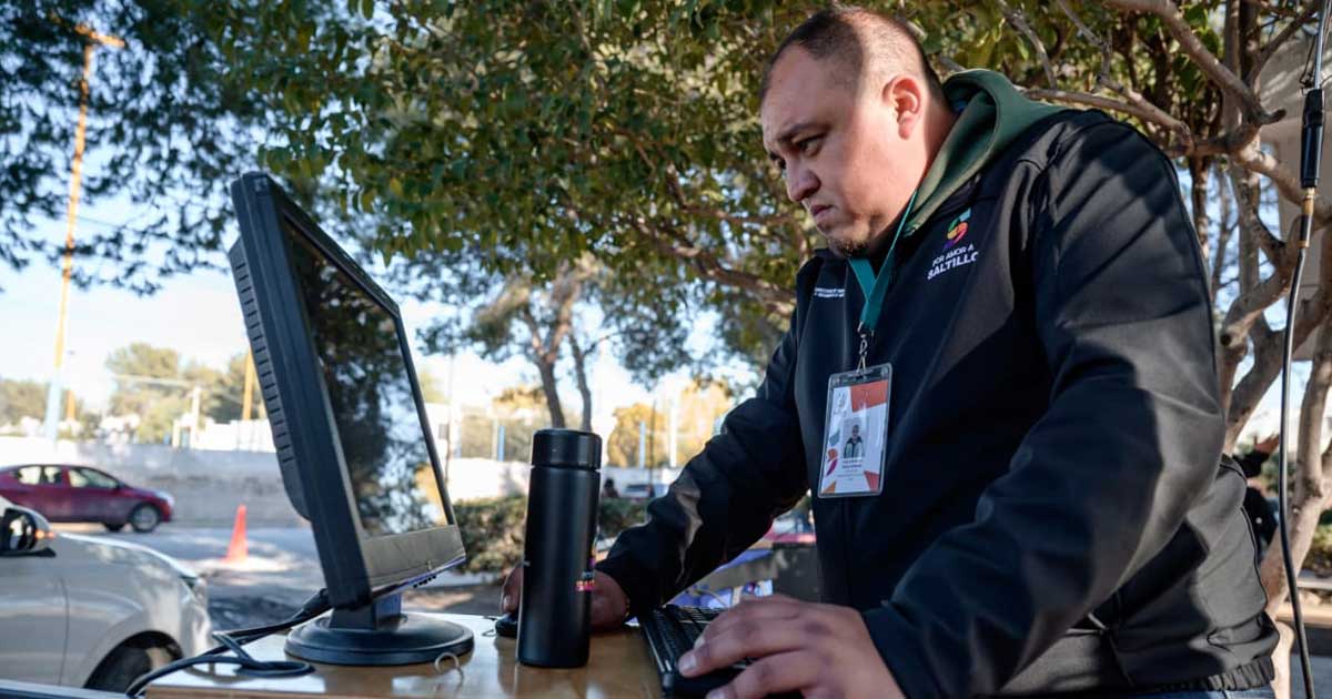 Trabajador realizando una verificación vehicular en Saltillo.