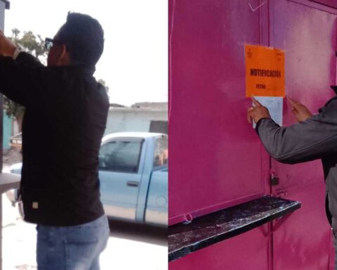 Empleado poniendo sellos a puestos semifijos en Torreón.
