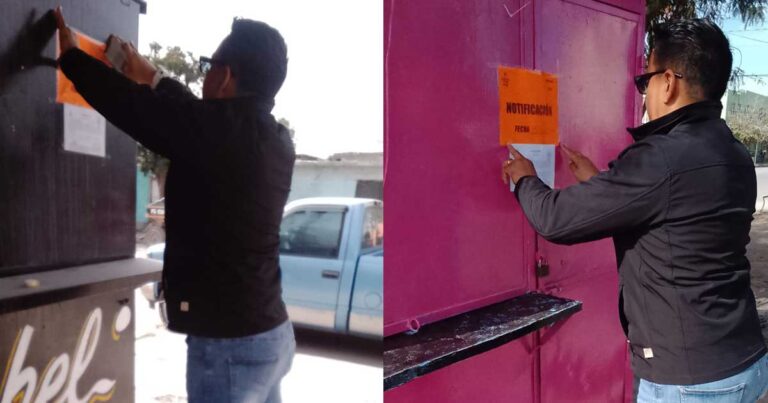 Empleado poniendo sellos a puestos semifijos en Torreón.