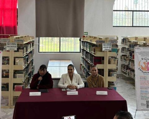 Anuncio del concurso de Lectoescritura Infantil y Juvenil en una biblioteca de Torreón.