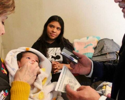Bebé Imelda cargada por la presidenta del DIF Torreón Selina Bremer.