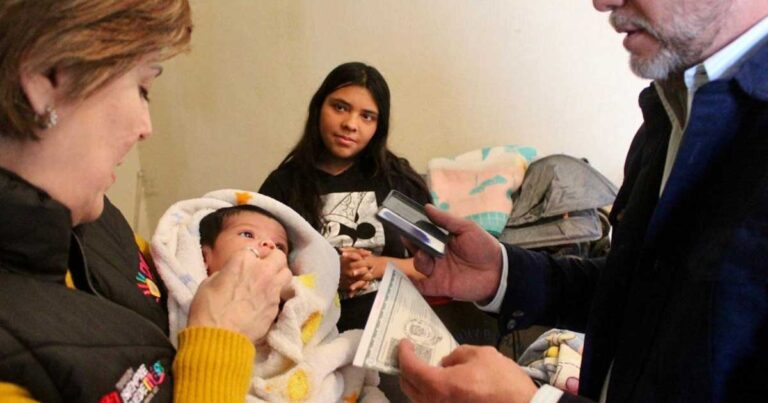 Bebé Imelda cargada por la presidenta del DIF Torreón Selina Bremer.
