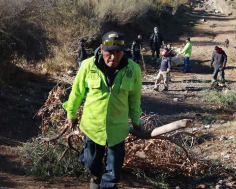 Trabajadores realizando labores de limpieza en Saltillo.