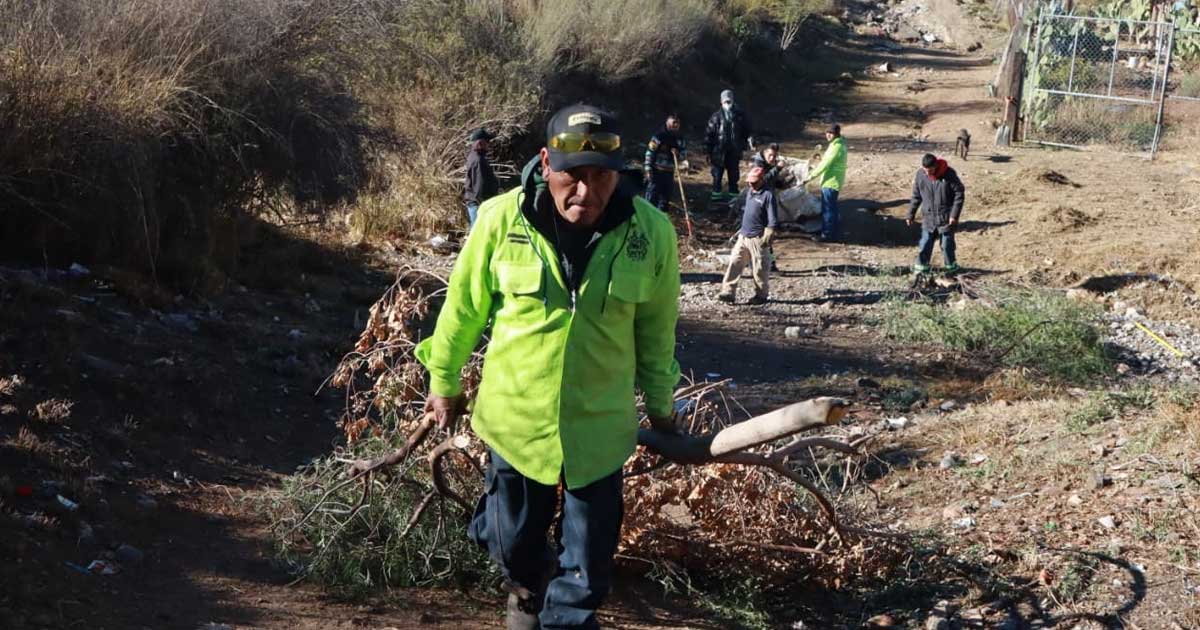 Trabajadores realizando labores de limpieza en Saltillo.