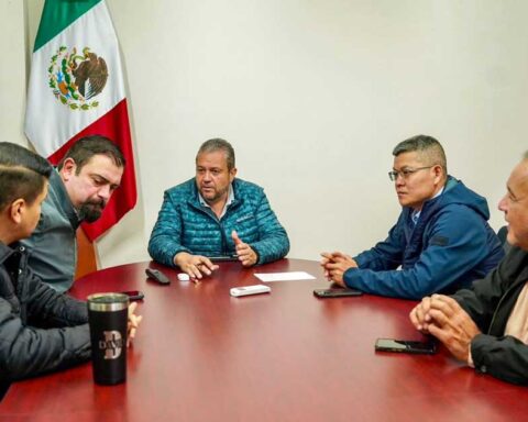 Alcalde de Ramos Arizpe Tomás Gutiérrez en reunión con inversionistas.