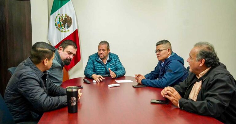 Alcalde de Ramos Arizpe Tomás Gutiérrez en reunión con inversionistas.
