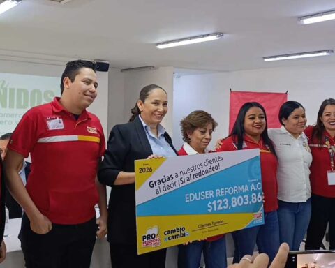 Representante de Eduser recibiendo el donativo del OXXO.