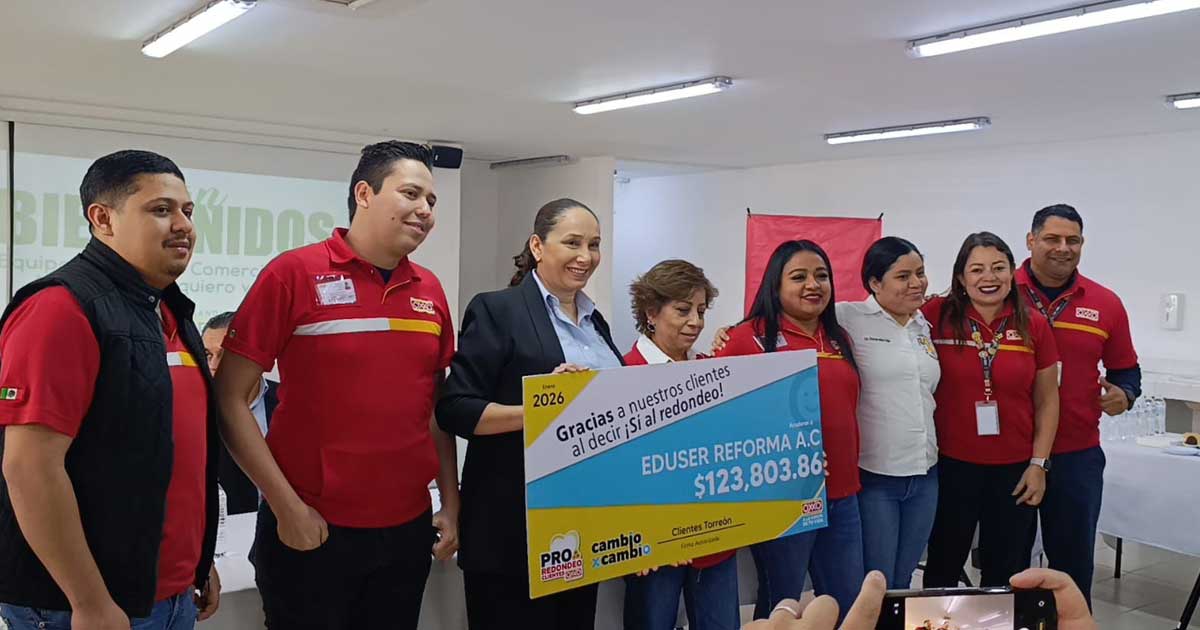 Representante de Eduser recibiendo el donativo del OXXO.