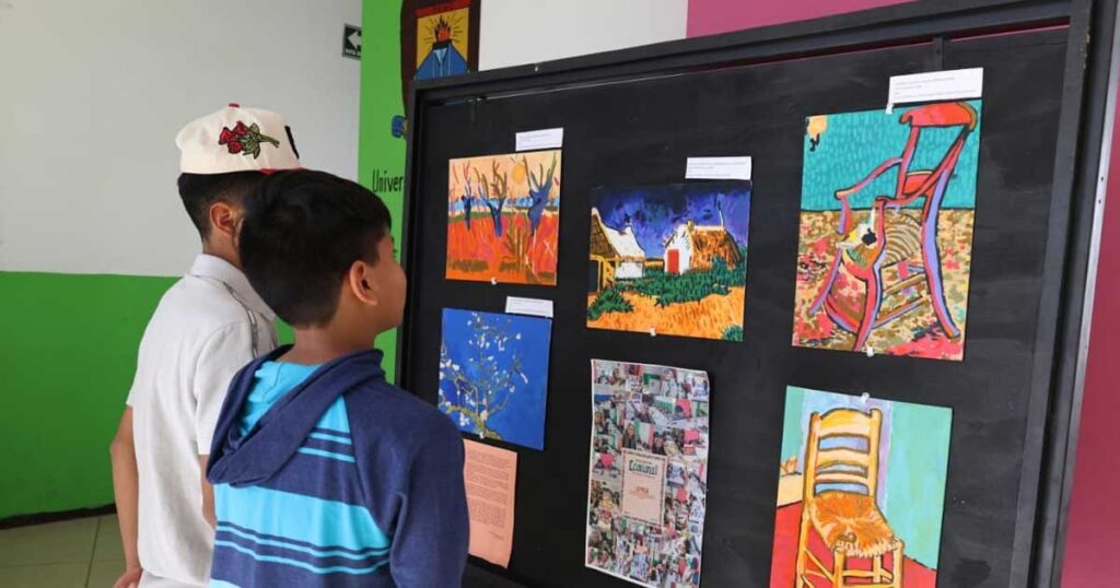 Niños observando la exposición de pinturas en centro comunitario de Saltillo.
