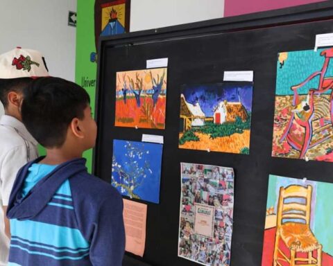 Niños observando la exposición de pinturas en centro comunitario de Saltillo.