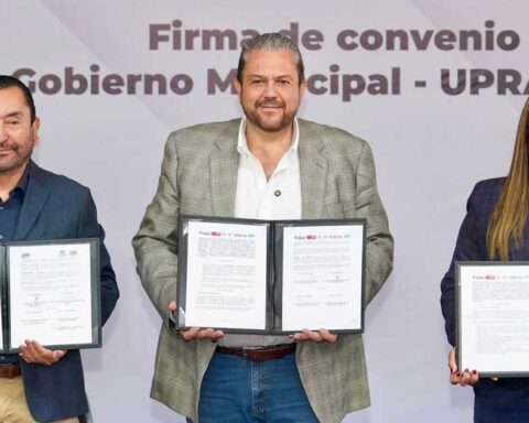 En medio, el alcalde de Ramos Arizpe Tomás Gutiérrez; a los lados, representantes de la UPRA y la UDT.