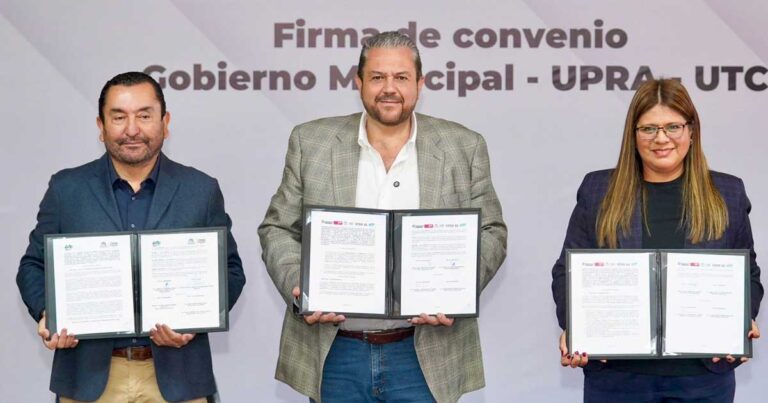 En medio, el alcalde de Ramos Arizpe Tomás Gutiérrez; a los lados, representantes de la UPRA y la UDT.