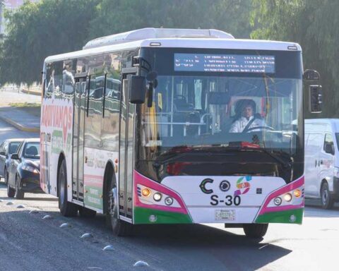 Autobús del programa "Aquí Vamos Gratis" en Saltillo.