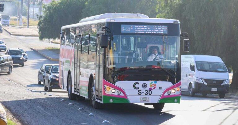 Autobús del programa "Aquí Vamos Gratis" en Saltillo.