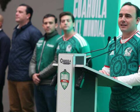 Manolo Jiménez, gobernador de Coahuila, en conferencia de prensa mientras viste un jersey de la Selección Mexicana.
