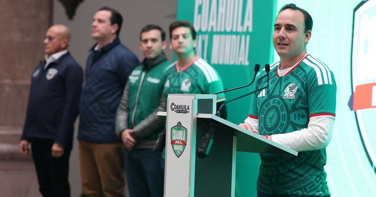Manolo Jiménez, gobernador de Coahuila, en conferencia de prensa mientras viste un jersey de la Selección Mexicana.