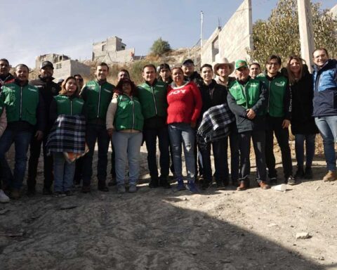 Personal de Mejora Coahuila y personas beneficiadas.