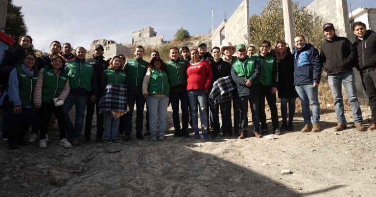 Personal de Mejora Coahuila y personas beneficiadas.