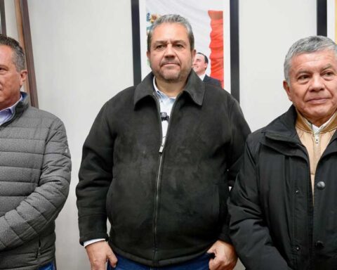 Tomás Gutiérez, alcalde de Ramos Arizpe, junto con el nuevo gerente general de EMAS.