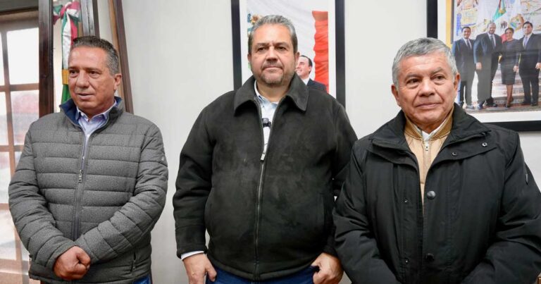 Tomás Gutiérez, alcalde de Ramos Arizpe, junto con el nuevo gerente general de EMAS.