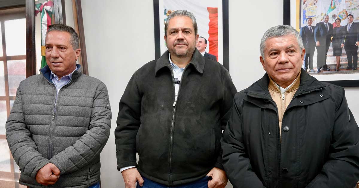 Tomás Gutiérez, alcalde de Ramos Arizpe, junto con el nuevo gerente general de EMAS.