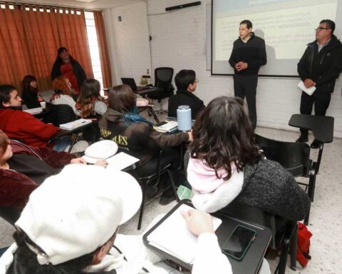 El rector Octavio Pimentel visitando un aula.