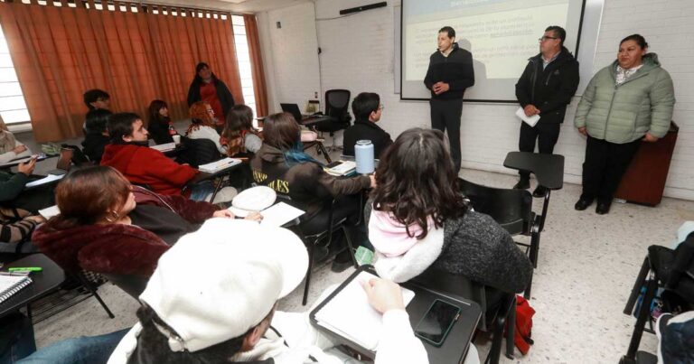 El rector Octavio Pimentel visitando un aula.