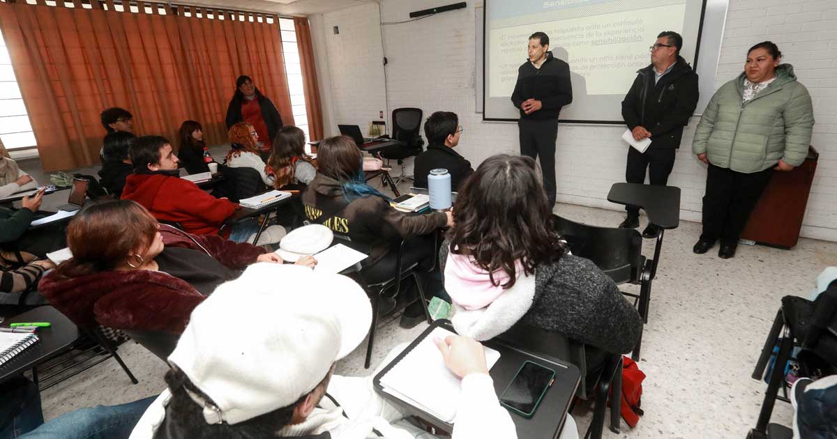 El rector Octavio Pimentel visitando un aula.