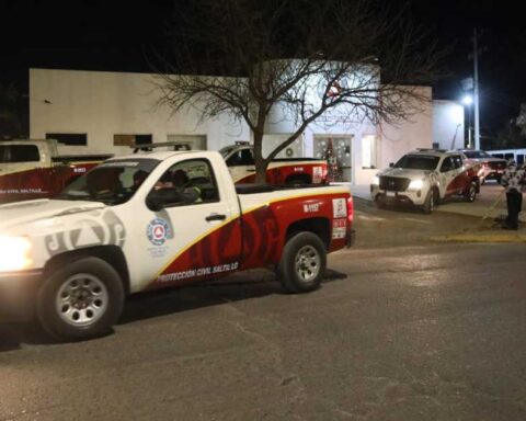 Camioneta de Protección Civil al exterior de las instalaciones en Saltillo.