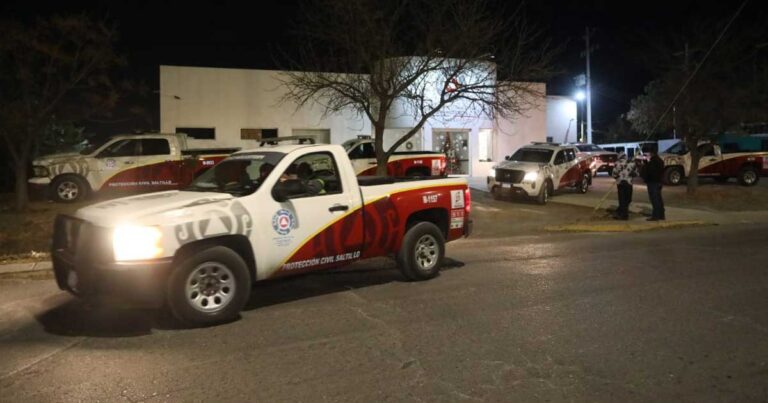 Camioneta de Protección Civil al exterior de las instalaciones en Saltillo.