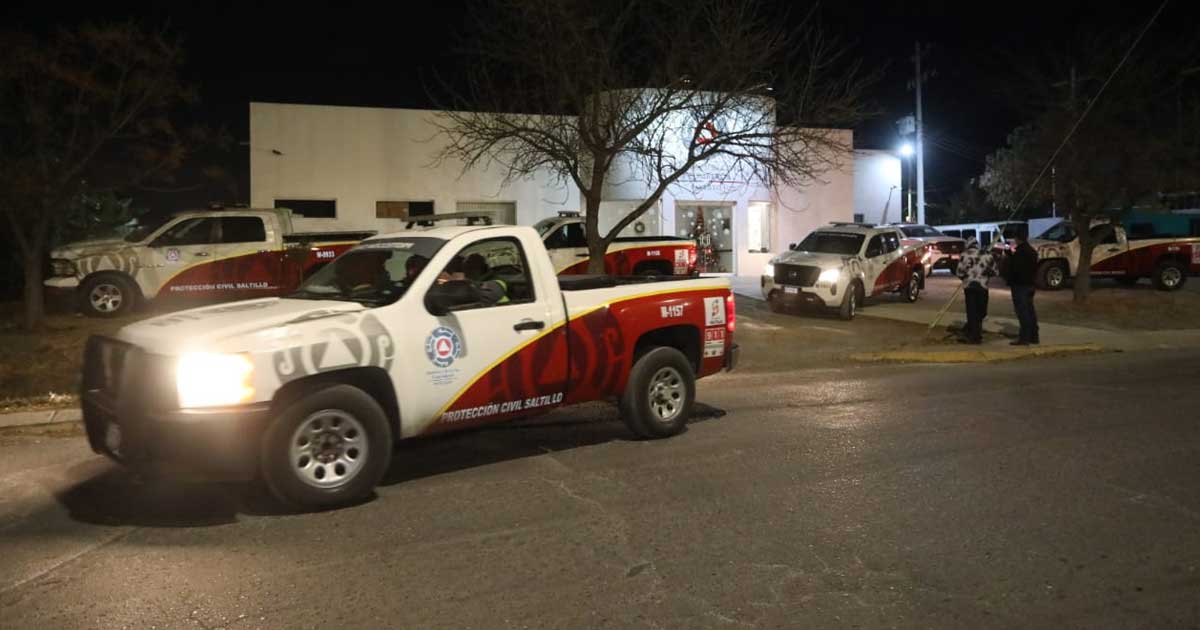 Camioneta de Protección Civil al exterior de las instalaciones en Saltillo.