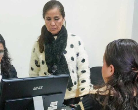 Una madre tramitando la preinscripción escolar.