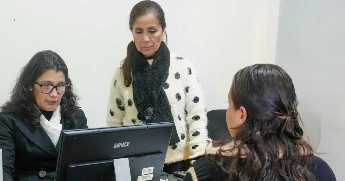 Una madre tramitando la preinscripción escolar.