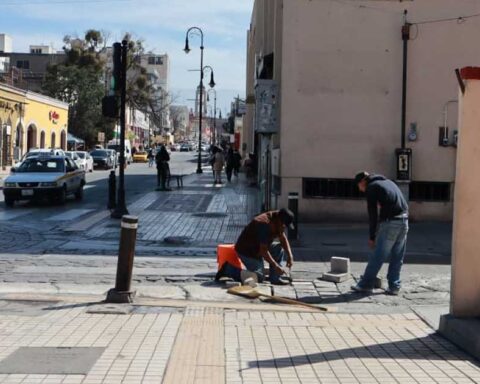Trabajadores realizado labores de ehabilitación en centro de Saltillo.