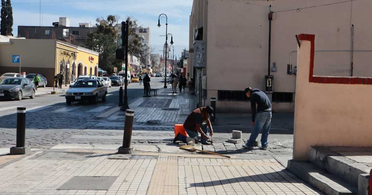 Trabajadores realizado labores de ehabilitación en centro de Saltillo.