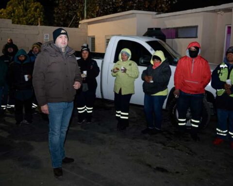 Alcalde Javier Díaz con trabajadores de Saltillo.